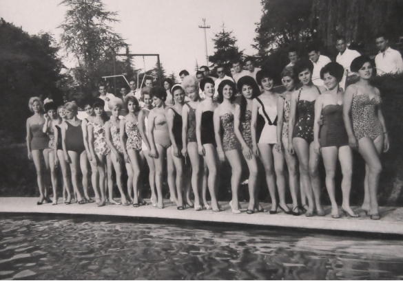 1961 Concorso Nazionale Miss Italia - Collezione Biblioteca Comunale G.D. Romagnosi: Settembre 1961 - Le aspiranti candidate alla tradizionale sfilata in piscina Leoni