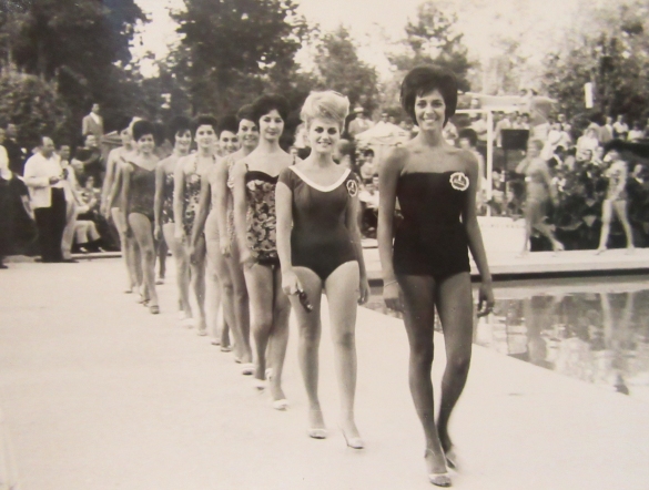 1961 Concorso Nazionale Miss Italia - Collezione Biblioteca Comunale G.D. Romagnosi: Settembre 1961 - Le candidate miss sfilano in piscina Leoni