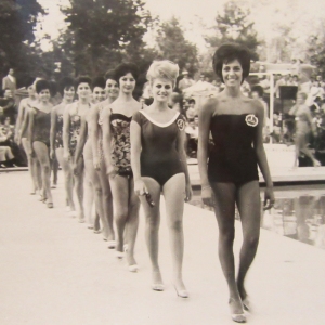 1961 Concorso Nazionale Miss Italia - Collezione Biblioteca Comunale G.D. Romagnosi: Settembre 1961 - Le candidate miss sfilano in piscina Leoni
