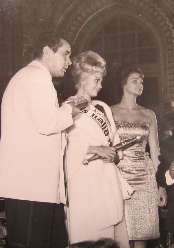 1961 - Concorso Nazionale Miss Italia - Collezione Biblioteca Comunale G.D. Romagnosi: settembre 1961 - Miss Italia con il presentatore Enzo Tortora