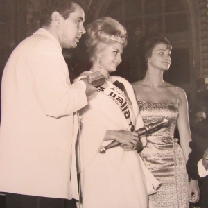 1961 - Concorso Nazionale Miss Italia - Collezione Biblioteca Comunale G.D. Romagnosi: settembre 1961 - Miss Italia con il presentatore Enzo Tortora