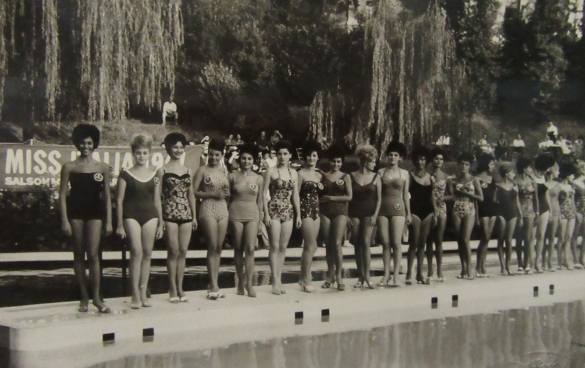 1961 Concorso Nazionale Miss Italia - Collezione Biblioteca Comunale G.D. Romagnosi: 1961 - Le concorenti alla sfilata in piscina Leoni