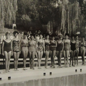 1961 Concorso Nazionale Miss Italia - Collezione Biblioteca Comunale G.D. Romagnosi: 1961 - Le concorenti alla sfilata in piscina Leoni