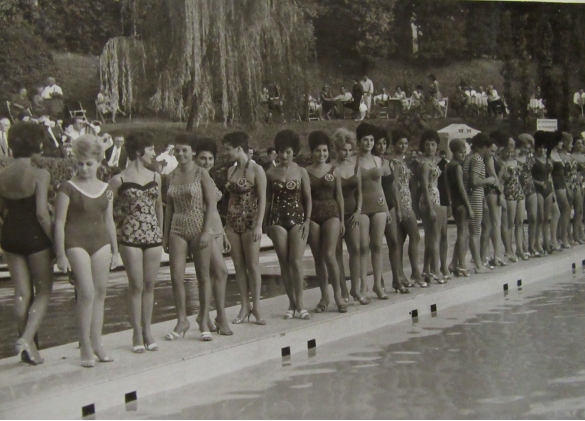 1961 Concorso azionale Miss Italia - Collezione Biblioteca Comunale G.D. Romagnosi: settembre 1961 - Le miss in piscina Leoni