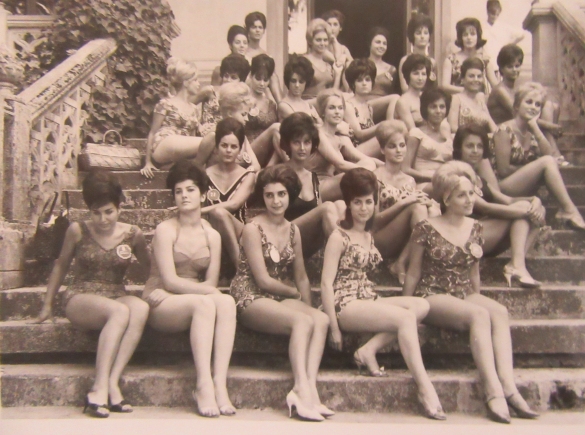 1961 Concorso Nazionale Miss Italia - Collezione Biblioteca Comunale G.D. Romagnosi: settembre 1961 - Foto di gruppo delle aspiranti miss