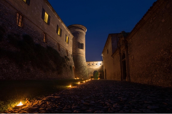 Borgo di Scipione Castello dei Marchesi Pallavicino: Vista notturna del Cortile d'Onore