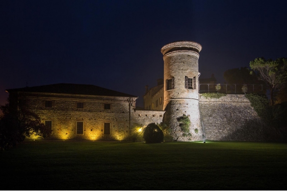 Borgo di Scipione Castello dei Marchesi Pallavicino: Veduta by nighy della facciata con l'ampio giardino