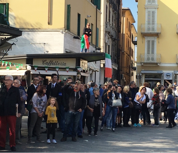 Alpini a Salsomaggiore: Il pubblico in piazza in attesa degli alpini in sfilata