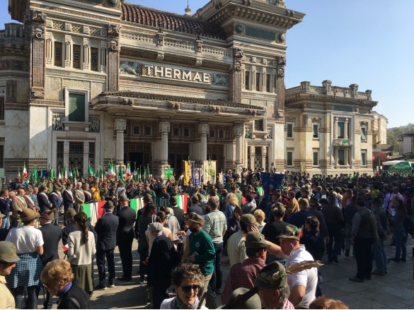 Alpini a Salsomaggiore: La folla in piazza