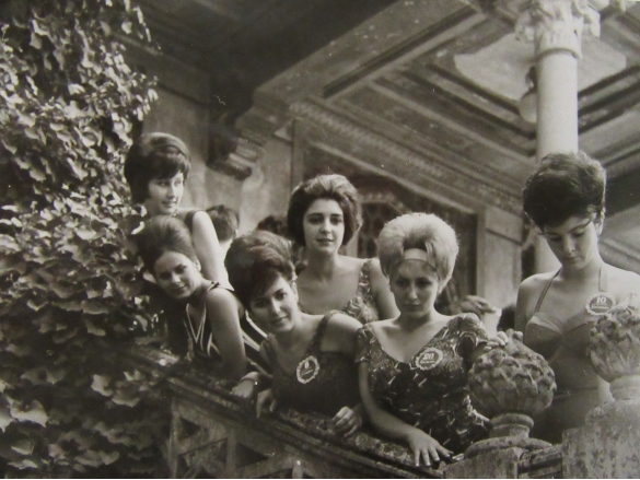 1962 Concorso Nazionale Miss Italia - Collezione Biblioteca Comunale G.D. Romagnosi: 1 settembre 1962, le candidate Miss sullo scalone del Loggiato Grand Hotel des Thermes