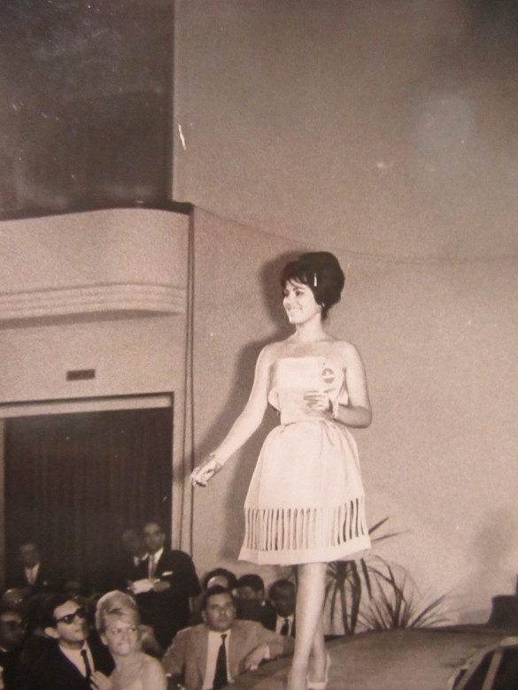 1962 Concorso Nazionale Miss Italia - Collezione Biblioteca Comunale G.D. Romagnosi: 1962 - La candidata Raffaella De Carolis si presenta al pubblico del Teatro Nuovo