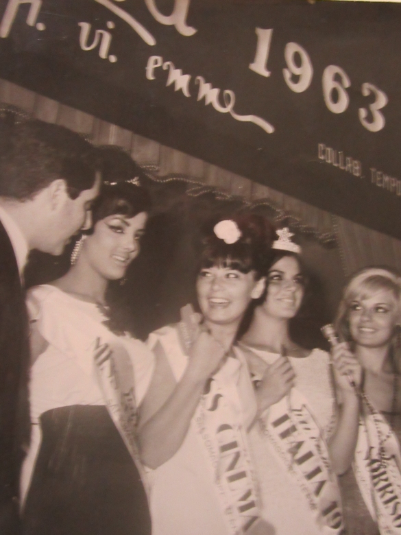 1963 Concorso Nazionale Miss Italia - Collezione Biblioteca Comunale G.D. Romagnosi: 1 settembre 1963 - Il presentatore Corrado Mantoni al Gran Gala con le Miss neo elette 