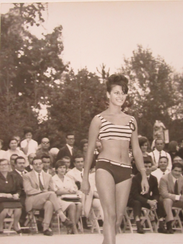 1963 Concorso Nazionale Miss Italia - Collezione Biblioteca Comunale G.D. Romagnosi: settembre 1963 - Sfilata in costume da bagno in Piscina Leoni