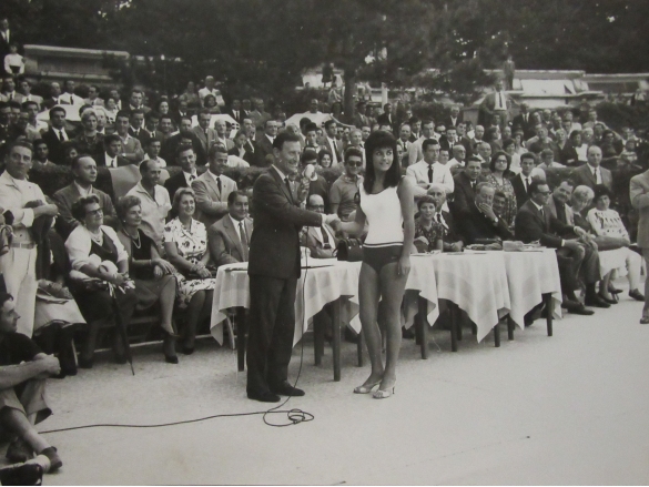 1963 Concorso Nazionale Miss Italia - Collezione Biblioteca Comunale G.D. Romagnosi: settembre 1963 - Sfilata in costume da bagno nella gremitissima Piscina Leoni