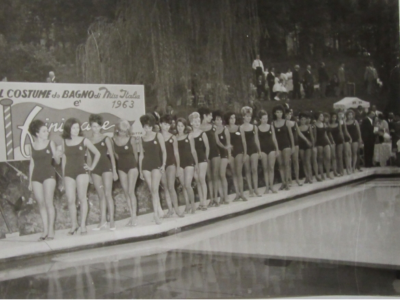 1963 Concorso Nazionale Miss Italia - Collezione Biblioteca Comunale G.D. Romagnosi: settembre 1963 - Sfilata in costume da bagno in Piscina Leoni