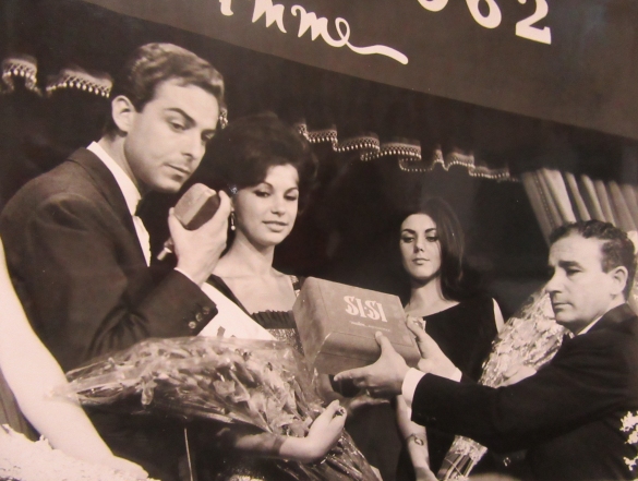 1962 Concorso Nazionale Miss Italia - Collezione Biblioteca Comunale G.D. Romagnosi: 2 settembre 1962 - Daniele Piombi, la neo eletta Miss ed Enzo Miriglini