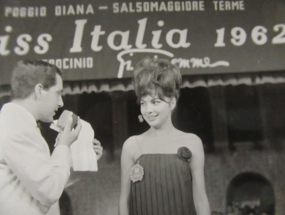 1962 Concorso Nazionale Miss Italia - Collezione Biblioteca Comunale G.D. Romagnosi: settembre 1962 - Il presentatore Corrado Mantoni sul palco con una concorrente