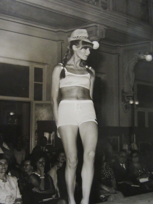1964Concorso Nazionale  Miss Italia - Collezione Biblioteca Comunale G.D. Romagnosi: settembre  1964 - Palacongressi, Sala Cariatidi - Sfilata in costume da bagno 