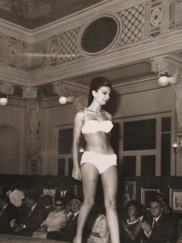 1964 Concorso Nazionale Miss Italia - Collezione Biblioteca Comunale G.D. Romagnosi: settembre  1964 - Palacongressi, Sala Cariatidi - Sfilata in costume da bagno 