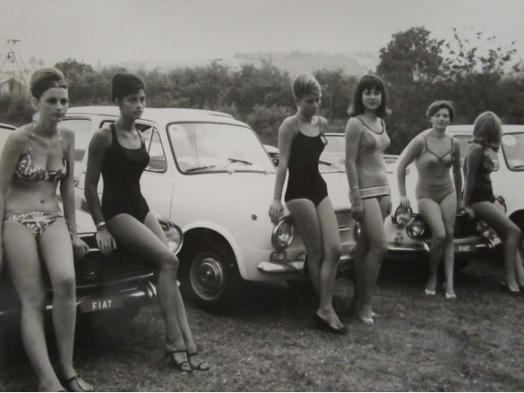 1964 Concorso Nazionale Miss Italia - Collezione Biblioteca Comunale G.D. Romagnosi: settembre 1964 - Le miss a Tabiano per il carosello a bordo delle auto Fiat 