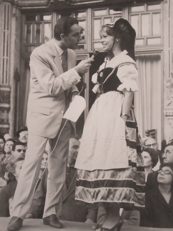 1964 Xoncorso Nazionale Miss Italia - Collezione Biblioteca Comunale G.D. Romagnosi: settembre 1964 -Daniele Piombi presenta le miss, che indossano hli abiti tradizionali della propria regione