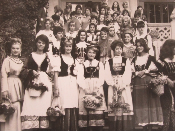 1964 Concorso Nazionale Miss Italia - Collezione Biblioteca Comunale G.D. Romagnosi: settembre 1964 - Le miss in abiti della tradizione regionale, sullo scalone del Loggiato del Grand Hotel des Thermes