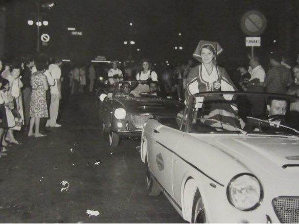 1964 Concorso Nazionale Miss Italia - Collezione Biblioteca Comunale G.D. Romagnosi: settembre 1964 - Le miss, in abiti della tradizione regionale,  sfilano nel carosello automobilistico