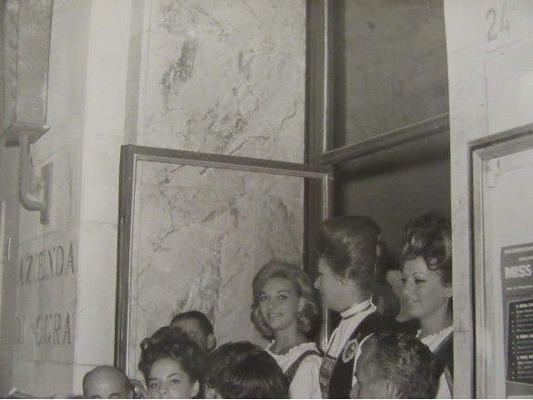 1964 Concorso Nazionale Miss Italia - Collezione Biblioteca Comunale G.D. Romagnosi: settembre 1964 - Le miss escono dal Teatro Nuovo di Salsomaggiore Terme