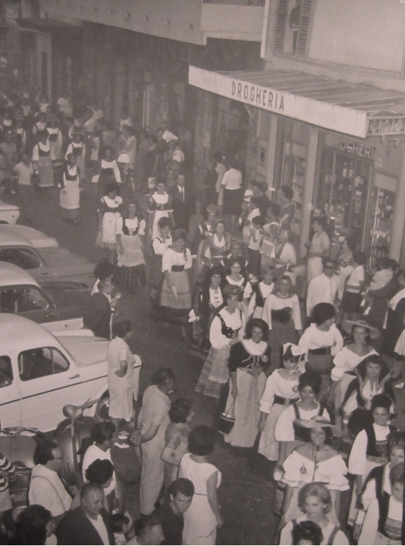 1964 Concorso Nazionale Miss Italia - Collezione Biblioteca Comunale G.D. Romagnosi: settembre 1964 - Le miss, in abiti tradizionali, sfilano per le vie cittadine