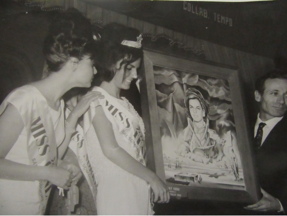 1964 Concorso Nazionale Miss Italia - Collezione Biblioteca Comunale G.D. Romagnosi: settembre 1964 - Le misssono ritratte da pittori sconosciuti; Mitka Sartori, eletta  Miss Italia 1964 riceve il suo dipinto
