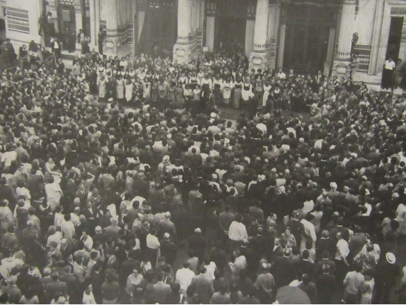 1964 Concorso Nazionale Miss Italia - Collezione Biblioteca Comunale G.D. Romagnosi: settembre 1964 - La folla accoglie le miss in piazza erzieri