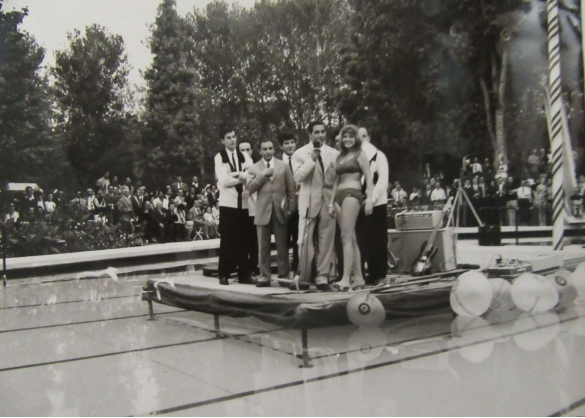 1964 Concorso Nazionale Miss Italia - Collezione Biblioteca Comunale G.D. Romagnosi: settembre 1964 - CorradoMantoni ed Enzo Mirigliani presentano le miss su un inusuale podio allestito nella vasca della piscina