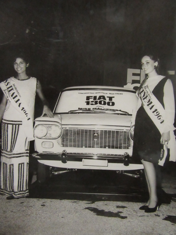 1964 Concorso Nazionale Miss Italia - Collezione Biblioteca Comunale G.D. Romagnosi: settembre 1964 - Miss Italia Mirka Sartori riceve in premio un'auto Fiat 1300, con lei Miss Cinema Delia Boccardo