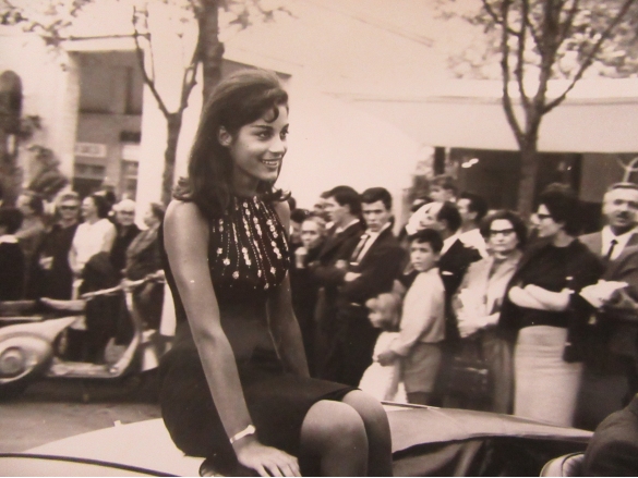 1964 Concorso Nazionale Miss Italia - Collezione Biblioteca Comunale G.D. Romagnosi: settembre 1964 - Una miss in auto durante il carosello automobilistico