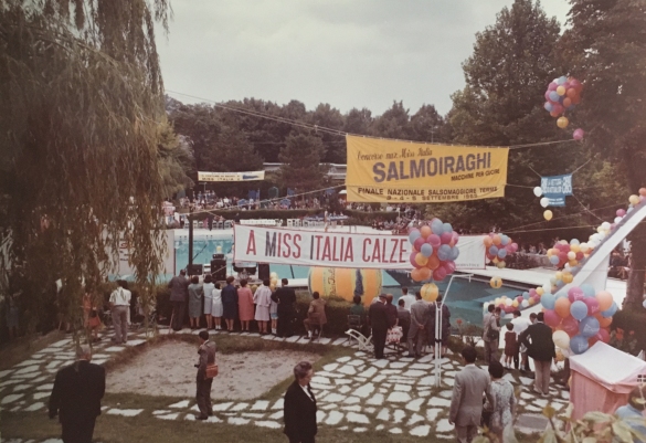 1965 Concorso Nazionale Miss Italia - Collezione Biblioteca Comunale G.D. Romagnosi: settembre 1965 - La piscina Leoni allestita per la sfilata in costume da bagno