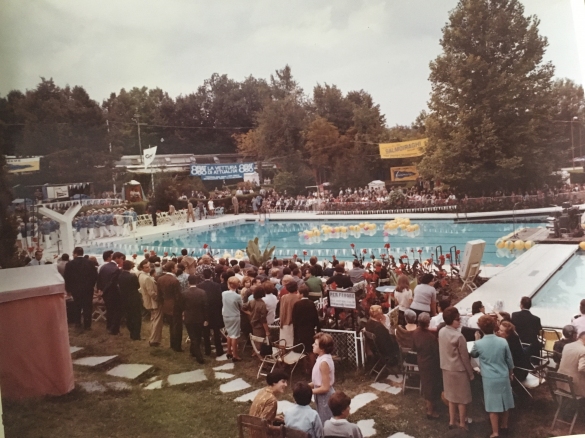 1965 Concorso Nazionale Miss Italia - Collezione Biblioteca Comunale G.D. Romagnosi: settembre 1965 - Il pubblico affolla la piscina per la sfilata delle miss