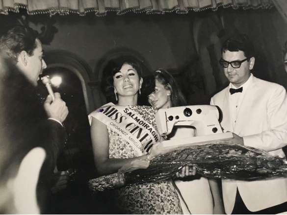 1965 Concorso Nazionale Miss Italia - Collezione Biblioteca Comunale G.D. Romagnosi: 5 settembre 1965 - La Miss Cinema riceve in premio una macchina da cucire