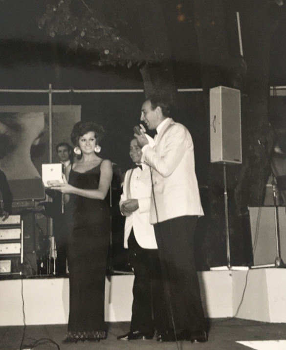 1965 Concorso Nazionale Miss Italia - Collezione Biblioteca Comunale G.D. Romagnosi: 5 settembre 1965 - 26^ edizione Miss Italia, Claudia Cardinale riceve un premio