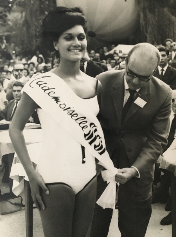 1965 Concorso Nazionale Miss Italia - Collezione Biblioteca Comunale G.D. Romagnosi: settembre 1965 - Una candidata riceve una fascia