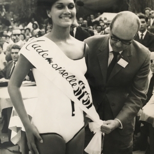 1965 Concorso Nazionale Miss Italia - Collezione Biblioteca Comunale G.D. Romagnosi: settembre 1965 - Una candidata riceve una fascia