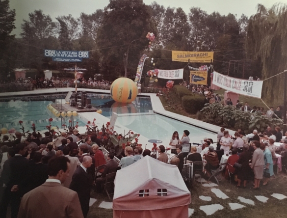 1965 Concorso Nazionale Miss Italia - Collezione Biblioteca Comunale G.D. Romagnosi: settembre 1965 - Il pubblico affolla la piscina in attesa della sfilata delle miss