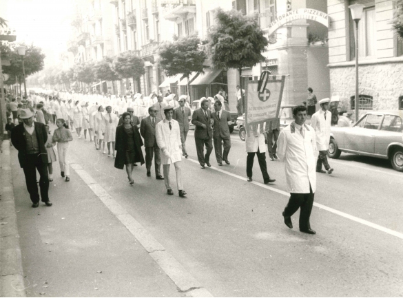 Pubblica Assistenza: 1969 - La prima sfilata in città della Pubblica Assistenza, fondata dal dott. Mario Pisaneschi, primo a sinistra dietro lo stendardo con accanto il prof Ettore Cosenza