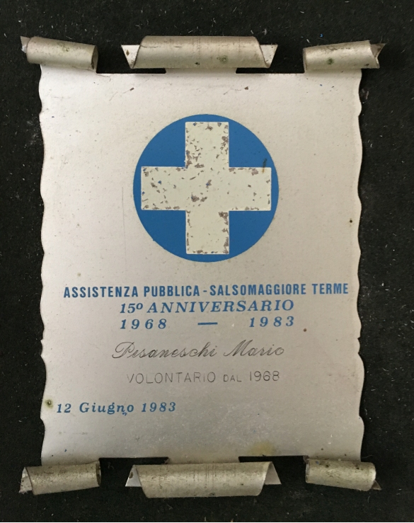 Pubblica Assistenza: 12 giugno 1983 - Targa commemorativa 15° anniversario dalla fondazione donata al dott. Mario Pisaneschi tra i fondatori dell'associazione di volontariato