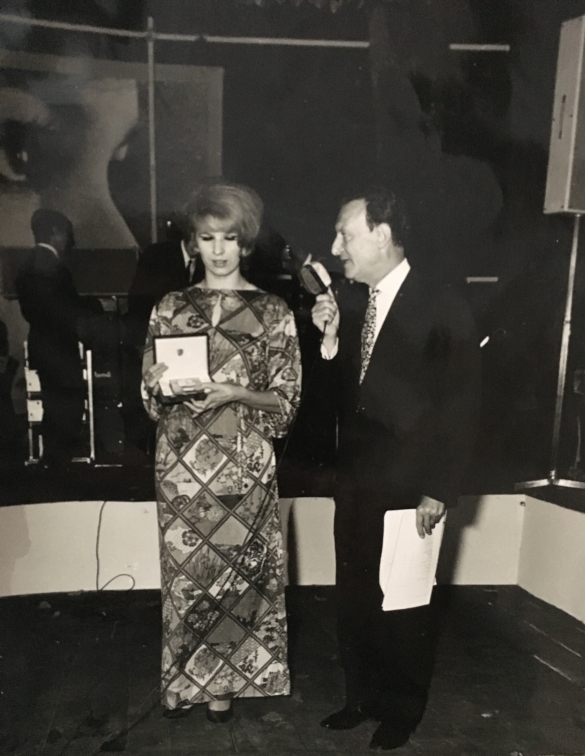 1966 Concorso Nazionale Miss Italia - Collezione Biblioteca Comunale G.D. Romagnosi: 4 settembre 1966 - La cantante Iva Zanicchi ospite alla manifestazione