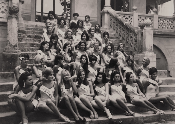 1966 Concorso Nazionale Miss Italia - Collezione Biblioteca Comunale G.D. Romagnosi: Tradizionale foto di gruppo delle aspiranti miss sulla scalinata del Loggiato dell'ex Grand Hotel des Thermes