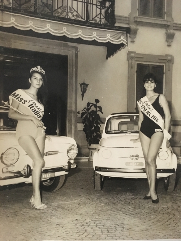 1966 Concorso Nazionale Miss Italia - Collezione Biblioteca Comunale G.D. Romagnosi: 4 settembre 1966 - Miss Italia Daniela Giordano e Miss Cinema Luciana Vincenzi posano davanti alle auto Fiat