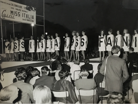1966 Concorso Nazionale Miss Italia - Collezione Biblioteca Comunale G.D. Romagnosi: settembre 1966 - Le miss in concorso. La Faini era un'azienda di costumi di Fiorenzuola, sponsor della manifestazione