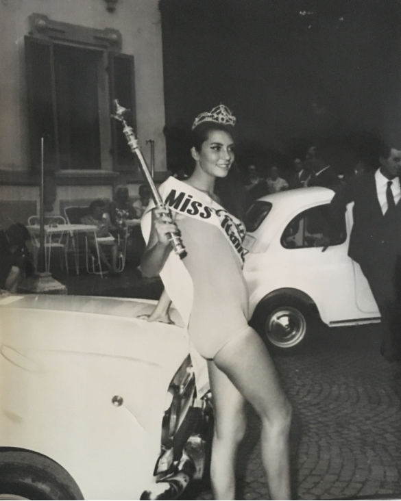 1966 Concorso Nazionale Miss Italia - Collezione Biblioteca Comunale G.D. Romagnosi: 4 settembre 1966 - Daniela Giordano Miss Italia posa davanti alle auto Fiat