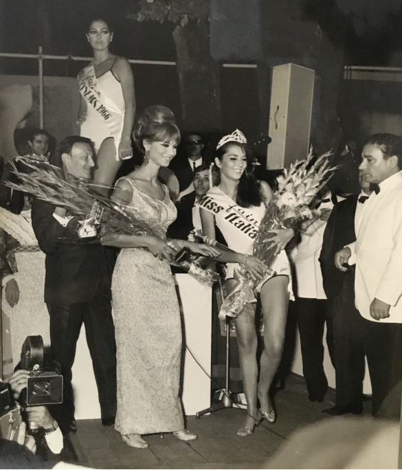 1966 Concorso Nazionale Miss Italia - Collezione Biblioteca Comunale G.D. Romagnosi: 4 settembre 1966 - L'incoronazione di Miss Italia 1966, in smoking bianco Enzo Mirigliani direttore dell'organizzazione
