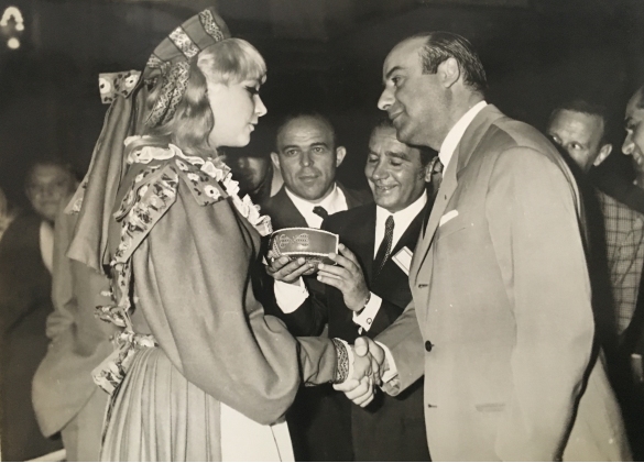 1967 Concorso Nazionale Miss Italia - Collezione Biblioteca Comunale G.D. Romagnosi: 3 settembre 1967 - Una miss riceve un premio. Nel centrodella foto: il salsese Nando Avanzini e Enzo Mirigliani, dirttore dell'organizzazione